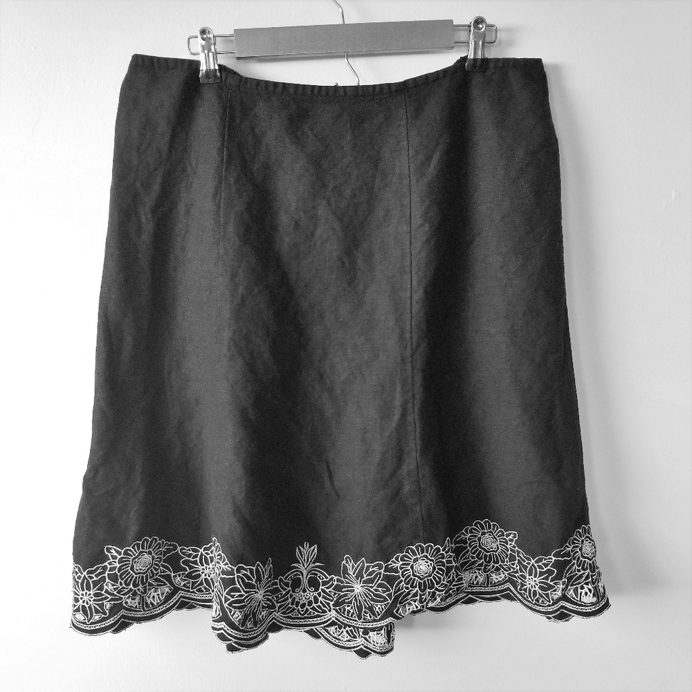  Lane Bryant: Black Skirt w/white  trim 18/20